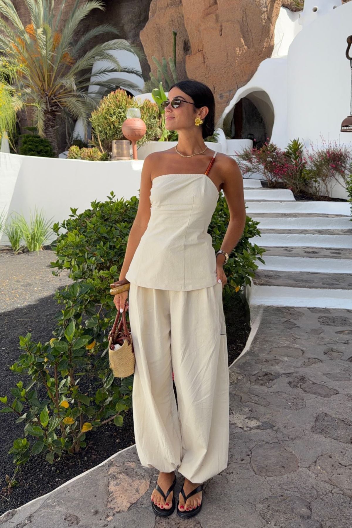 Top Cuentas Milos en creamwash combinado en un look completo, con cierre lateral con cremallera invisible.